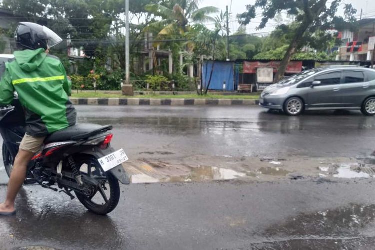 Jalan berlubang di Jalan Silayur, Kota Semarang. Senin (27/2/2023)