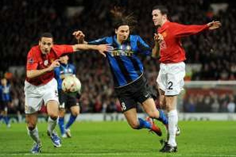 Zlatan Ibrahimovic (tengah) saat berhadapan dengan para pemain Manchester United, di Stadion Old Trafford, 11 Maret 2009.