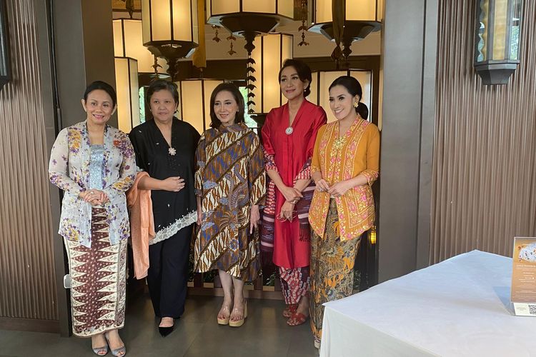 Anggota Wantimpres Putri Kus Wisnu Wardani (tengah) bersama Wakil Ketua MPR Lestari Moerdijat (kebaya biru) dan Ketua Umum Kowani Giwo Rubianto Wiyogo (kebaya merah)
