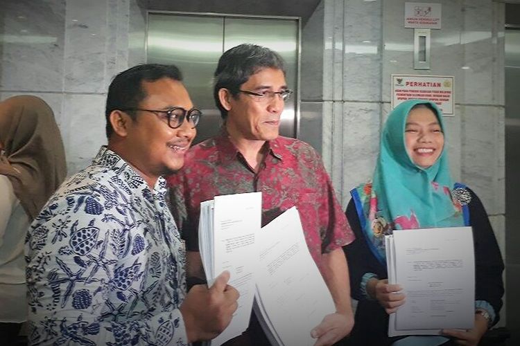 Ketua Kode Inisiatif Veri Junaidi, Mantan Komisioner Komisi Pemilihan Umum RI (KPU) Hadar Nafis Gumay, dan Direktur Eksekutif Perludem Titi Anggraini saat mengajukan uji materi terkait ketentuan ambang batas pencalonan presiden. Permohonan uji materi diajukan ke Mahkamah Konstitusi, Jakarta Pusat, Rabu (6/9/2017).