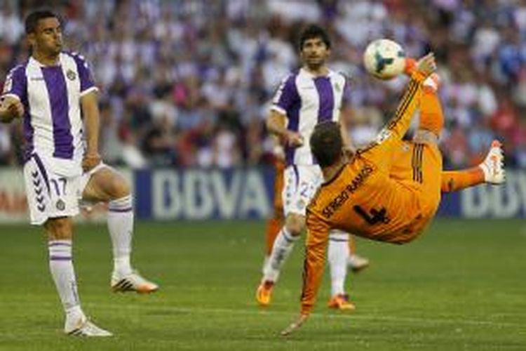 Salah satu aksi bek Real Madrid, Sergio Ramos (kanan), pada pertandingan Primera Division, melawan Real Valladolid, di Stadion Jose Zorilla, Valladolid, Rabu (7/5/2014).