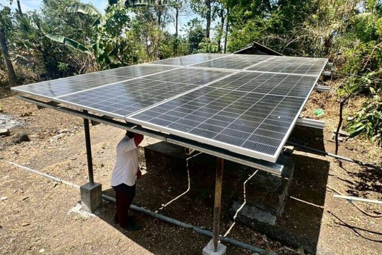 Panel surya di Desa Baturinggit, Kabupaten Karangasem, Bali. 