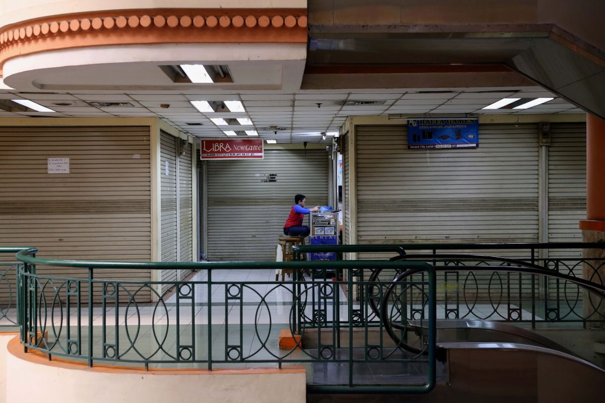 Aktivitas perdagangan pusat perbelanjaan di Plaza Elektronik, Glodok, Jakarta barat, Rabu (14/7/2017). Perdagangan berjalan normal meskipun ada sebagian kios yang ditutup akibat sepi pembeli.