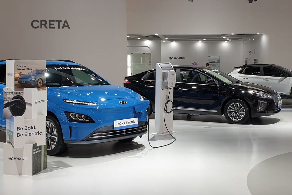 Booth Hyundai di GIIAS 2021 yang menampilan deretan mobil listrik seperti Kona EV dan Ioniq EV.
