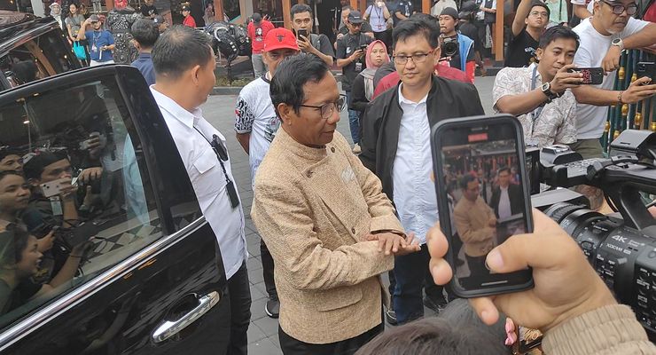 Mahfud Pakai Beskap Kerajinan Tangan Ibu-ibu Saat Tiba di Solo