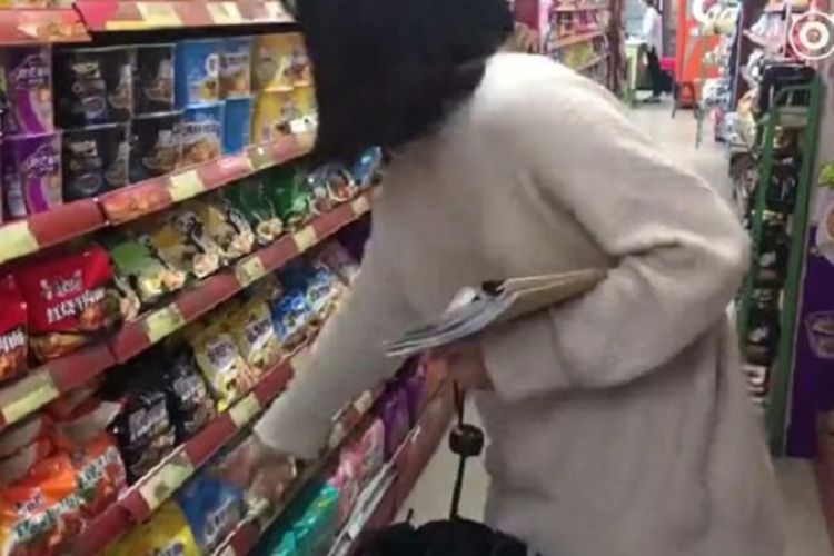 Potongan video memperlihatkan Hong Jia ketika berbelanja mi instan.