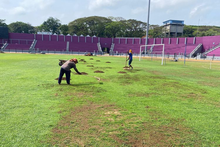 Sejumlah pekerja sedang memperbaiki rumput lapangan Stadion Brawijaya Kediri, Jawa Timur yang akan menjadi kandang Persik Kediri selama mengarungi Super League 2025-2026.