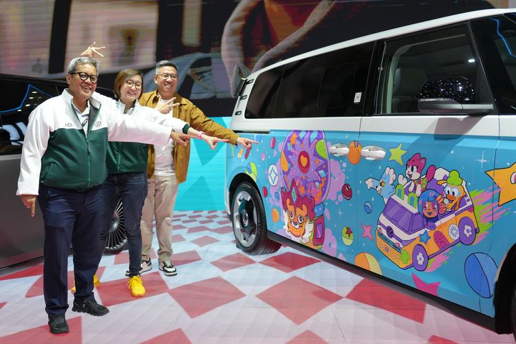 Maxdecal Gandeng Volkswagen dan Ekraf, Ubah ID. BUZZ Jadi Kanvas Kreativitas di GIIAS 2025