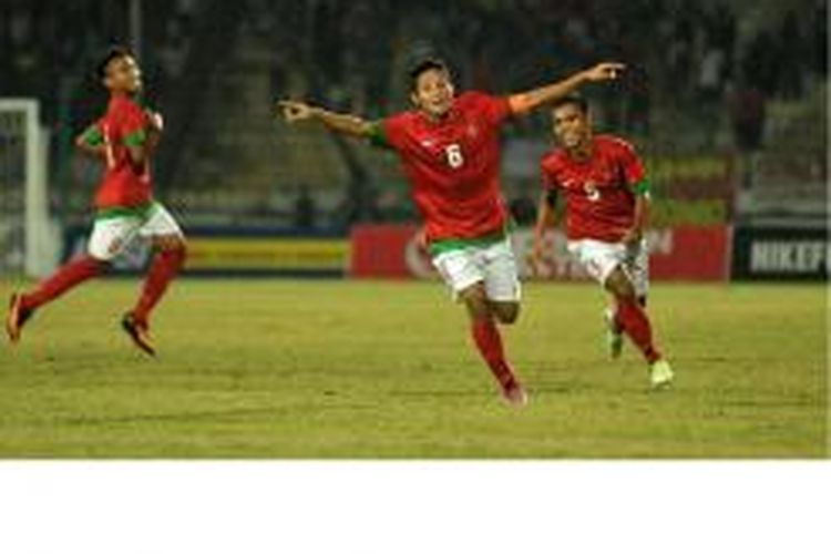 Kapten timnas Indonesia u-19, Evan Dimas Darmono (tengah) diikuti dua rekannya, Muhammad Fachtu Rohman (kanan) dan Muhammad Hargianto (kiri).