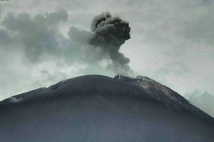 Foto: Gunung Ile Lewotolok di Kabupaten Lembata, NTT, mengalami erupsi, Senin (27/3/2023).