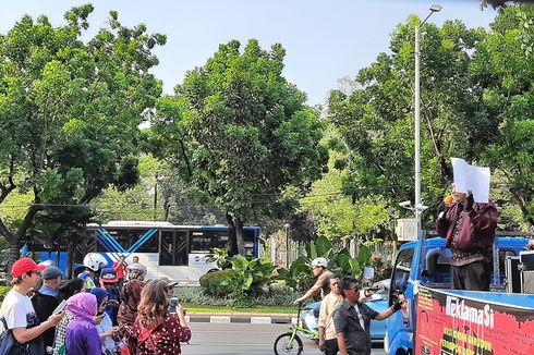 Demo di Depan Balai Kota, Sekelompok Orang Minta Anies Buka Dokumen Anggaran