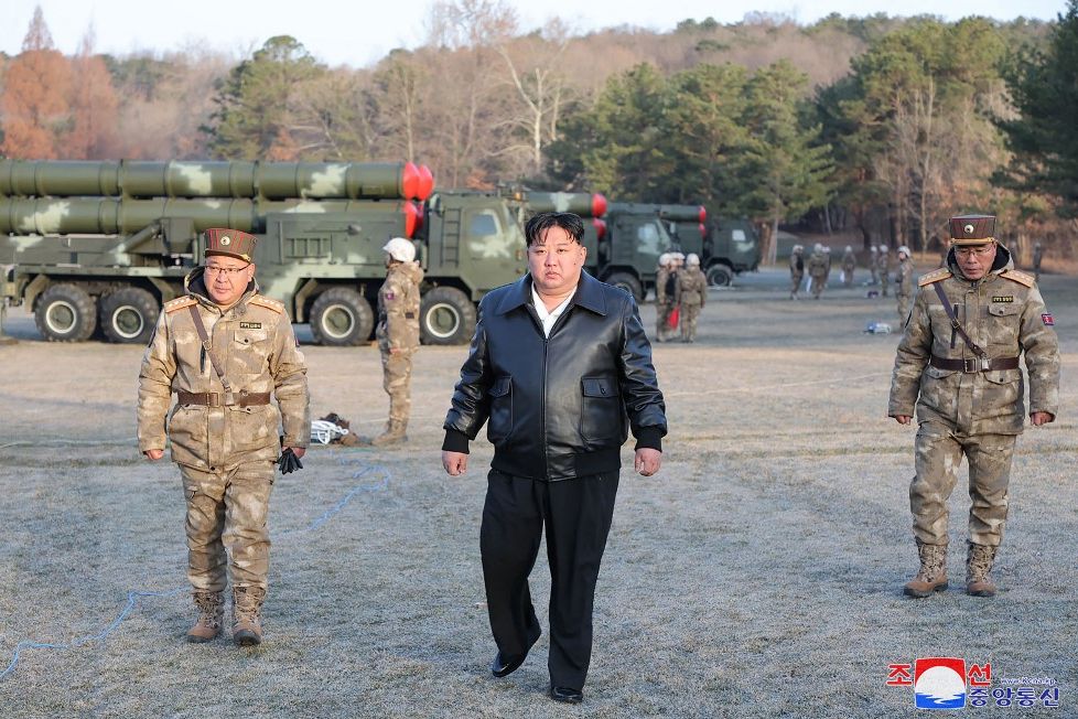 Kim Jong Un Awasi Latihan Peluncuran Roket Superbesar