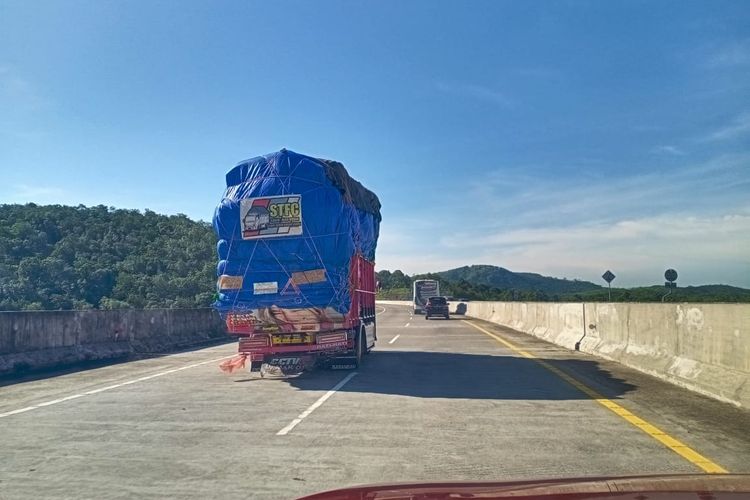 Kendaraan ODOL melaju di jalan tol