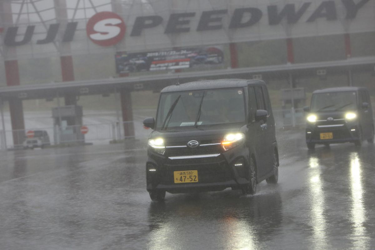 Test Drive Daihatsu Tanto di Fuji Speedway