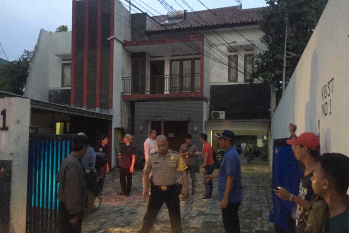 Seorang perempuan ditemukan tewas di salah satu kamar kos yang berada di Mampang Prapatan 8, Jakarta Selatan, Selasa (20/11/2018).