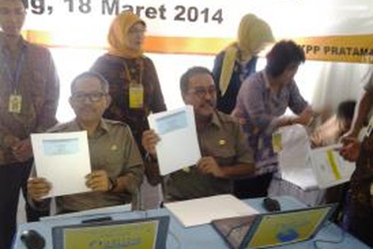 Wakil Gubernur Banten Rano Karno menunjukkan bukti laporan SPT Tahunan di Ditjen Pajak Banten, Selasa (18/3/2014).