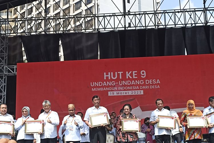 Presiden Kelima RI, Megawati Soekarnoputri hingga Menteri Koordinator bidang Maritim dan Investasi (Menko Marves) Luhut Binsar Pandjaitan mendapatkan penghargaan dari organisasi kepala desa, Minggu (19/3/2023).