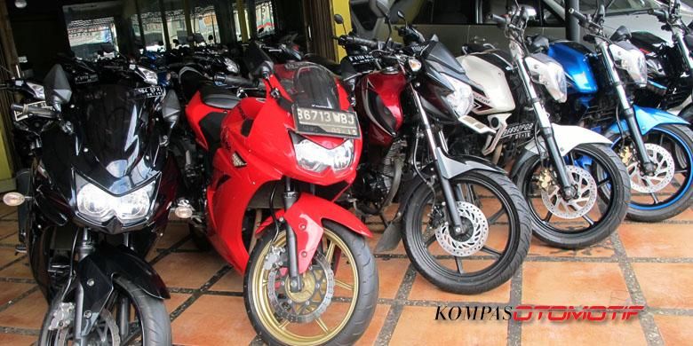 Deretan sepeda motor bekas yang di Duta Motor, Senin (9/6/2014). 