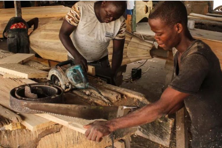 Pembuat peti mati fantasi di Ghana.