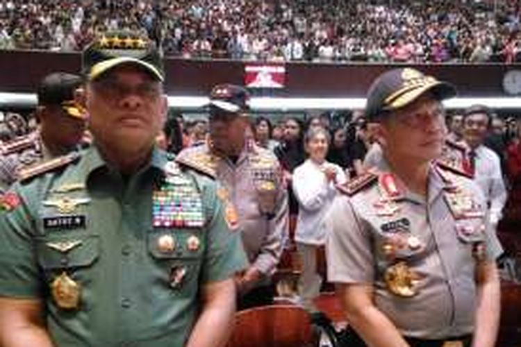 Panglima TNI Jenderal Gatot Nurmantyo bersama Kapolri Jenderal Tito Karnavian di Gereja Reformed Injili di kawasan Kemayoran, Jakarta Pusat, Sabtu (24/12/2016).