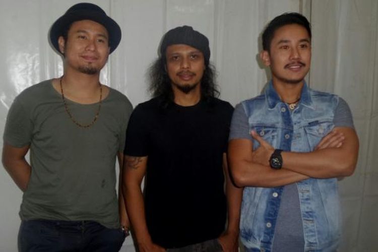 Bowie (kiri), Gugun (tengah), dan Fajar (kanan) usai tampil dalam Java Jazz on The Move di plataran Wisma BNI 46, Jalan Sudirman, Jakarta Pusat, Jumat (17/2/2017) malam.