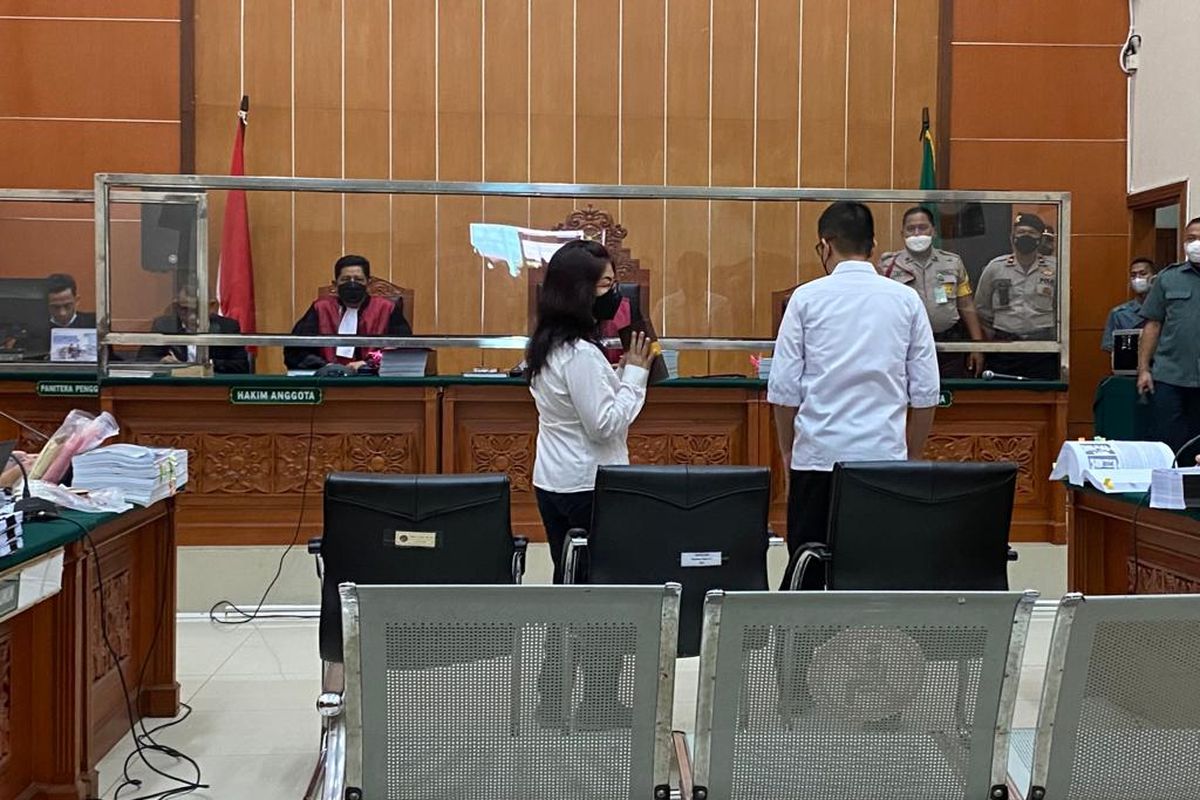 Terdakwa kasus peredaran narkoba yang dikendalikan Irjen Teddy Minahasa, yakni AKBP Dody Prawiranegara dan Linda Pujiastuti menghadiri sidang di PN Jakarta Barat, Rabu (22/2/2023).  