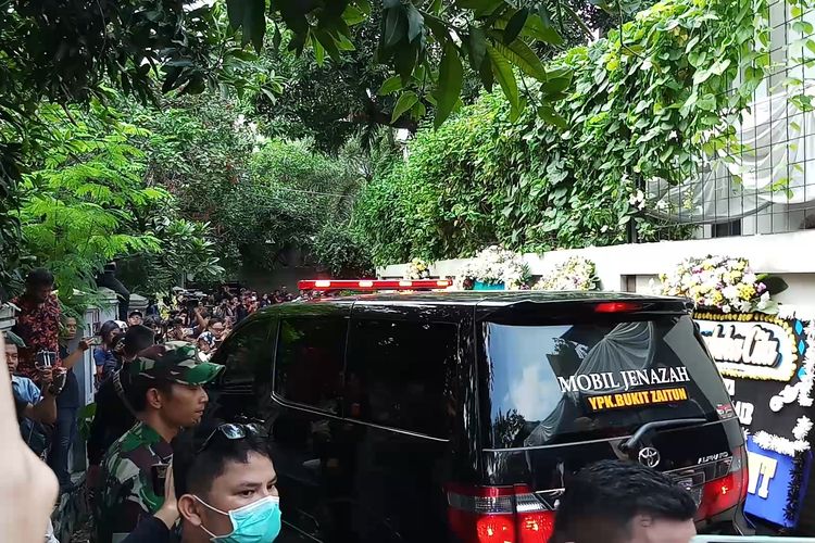 Mobil jenazah yang mengantar almarhum Ashraf Sinclair ke pemakaman San Diego Hills, Karawang, Jawa Barat, Selasa (18/2/2020).