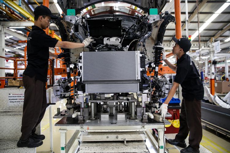 Pekerja menyelesaikan perakitan mobil New Mini Cooper Countryman di pabrik BMW Production Network 2, PT Gaya Motor, Jakarta Utara, Kamis (6/9/2018). Edisi pertama yang dirakit terdiri dari dua varian, yakni MINI Cooper Countryman dan New MINI Cooper S Countryman Sports.