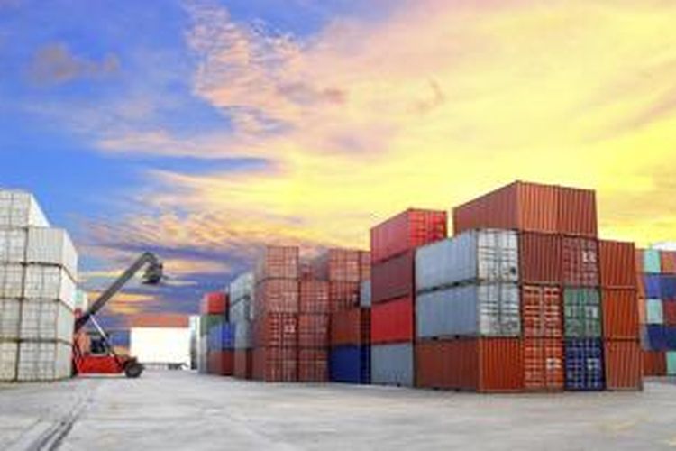 Saat ini, Menteri Perdagangan Thomas Lembong mengemukakan bahwa akhir 2015, ekspor diperkirakan turun 14 persen dan impor 17 persen karena perekonomian global melemah. 