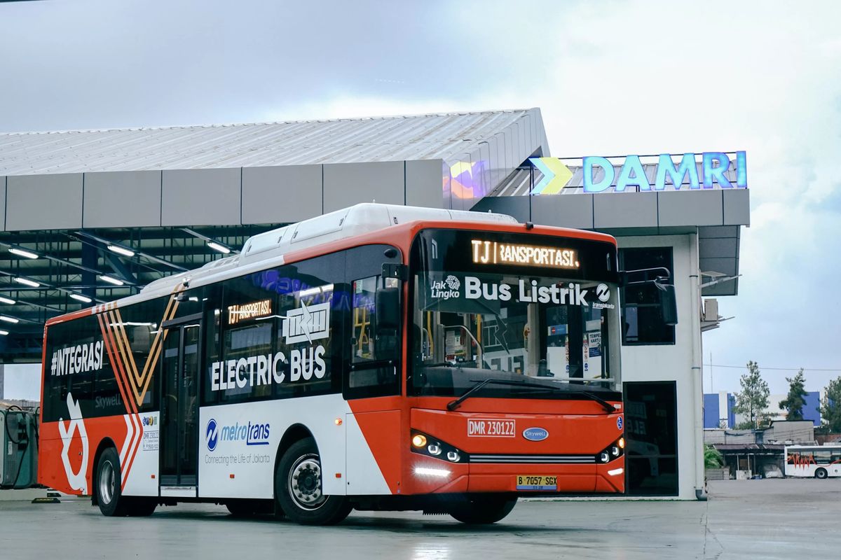 Ilustrasi bus listrik DAMRI