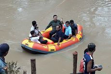 Naik Perahu Karet, AHY Beri Bantuan Korban Banjir Gunung Kidul