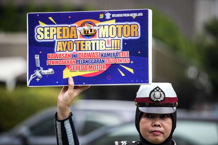 Polisi pada Senin (3/2/2020) di Tamrin, Simbang Sarina, Jakarta Pusat, mensosialisasikan penggunaan penegakan hukum lalu lintas elektronik (ETLE) untuk kendaraan roda dua atau sepeda motor.  Untuk saat ini, sistem ETLE bagi pengendara sepeda motor difokuskan pada penyelesaian tiga pelanggaran yaitu memakai helm, melanggar lampu lalu lintas, dan melanggar rambu jalan.  Penerapan aturan tersebut sudah resmi diberlakukan sejak Sabtu (1/2/2020).