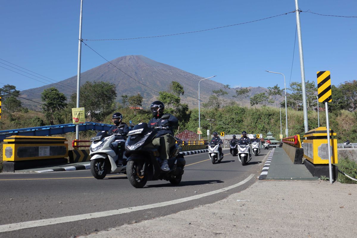 Pemandangan gunung tampak dalam Touring Honda PCX160 dari Sembalun ke Sirkuit Mandalika, Sabtu (28/9/2024).