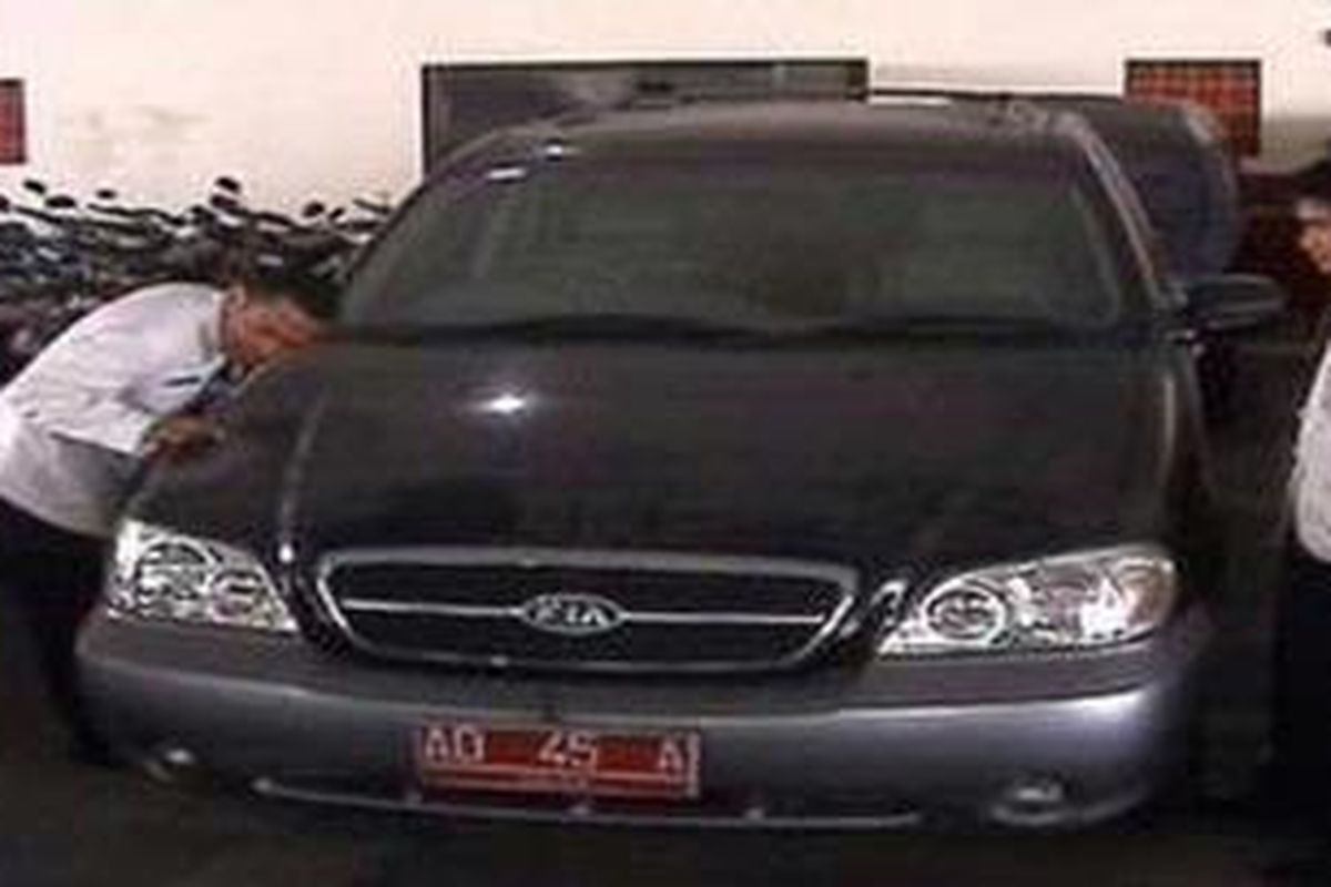 Beberapa orang sedang melihat bekas mobil dinas Jokowi, Kamis (27/12/2012).