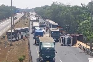 Bus Tabrak Truk di Tol Cipali Km 176, Truk Terguling hingga Muatan Berserakan