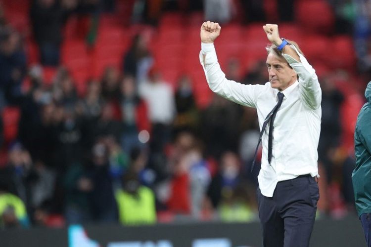 Pelatih timnas Italia Roberto Mancini merayakan kemenangan saat menghadapi Spanyol di semifinal Euro 2020 di Stadion Wembley, London, pada Rabu (7/7/2021) dini hari WIB.