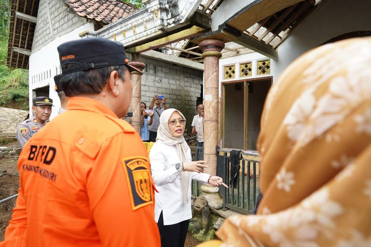 Wakil Bupati (Wabup) Kediri Dewi Mariya Ulfa bersama jajaran organisasi perangkat daerah (OPD) turun langsung ke lokasi bencana banjir dan tanah longsor yang melanda Kecamatan Mojo, Rabu (21/5/2025).