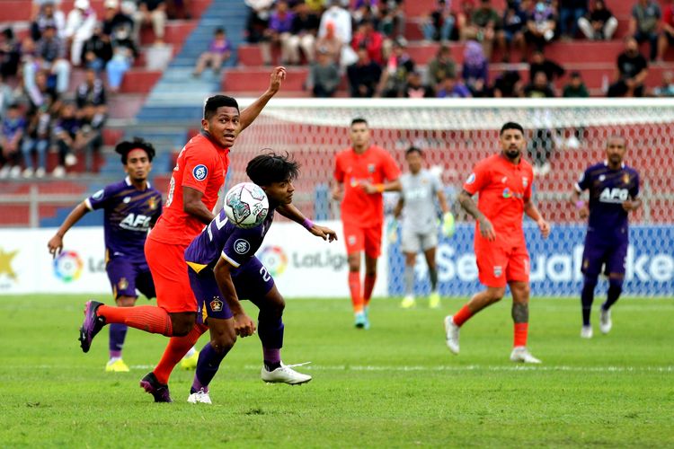 Aksi pemain Persik Kediri dan Borneo FC saat bertanding dalam pekan ke-4 Liga 1, kompetisi tertinggi Liga Indonesia 2022 di Stadion Brawijaya pada Jumat (12/8/2022).