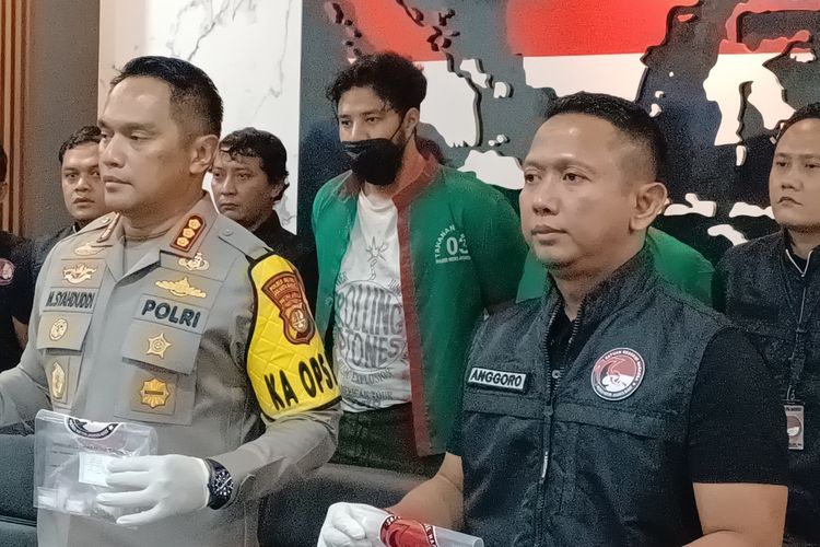 Pesinetron Ammar Zoni (baju hijau, tengah) dihadirkan dalam konferensi pers di Polres Metro Jakarta Barat, Jumat (15/12/2023).