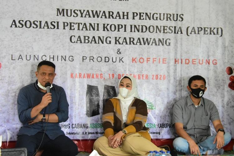 Ketua Apeki Karawang Saepul Riki (kiri), Bupati Karawang Cellica Nurrchadiana (tengah) saat pembentukan Apeki dan peluncuran Koffie Hideung, Sabtu (19/12/2020).