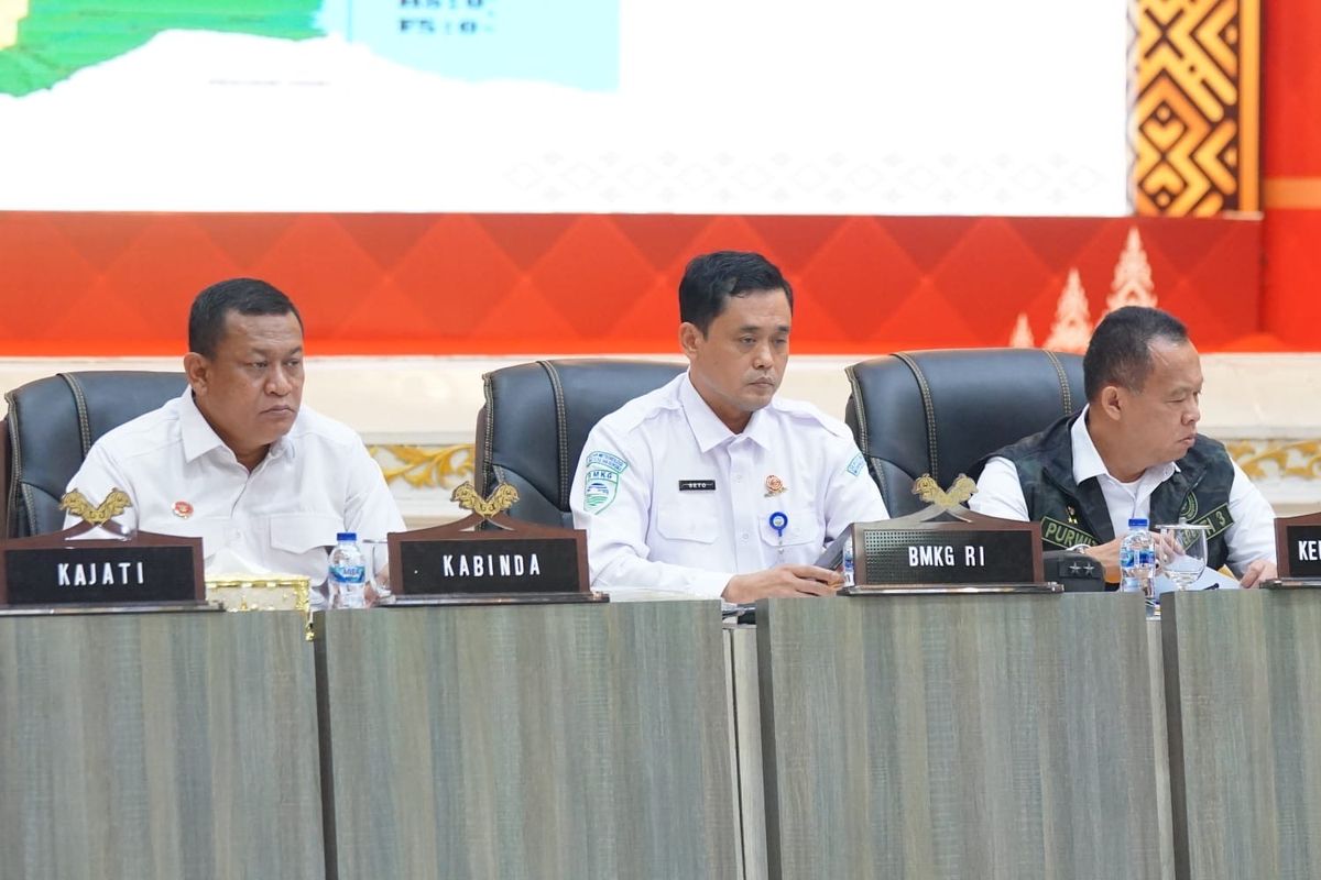 Deputi Bidang Modifikasi Cuaca Badan Meteorologi, Klimatologi, dan Geofisika (BMKG) Tri Handoko Seto dalam sebuah rapat di Gedung Daerah Balai Serindit Pekanbaru, Riau, Selasa (2272025).