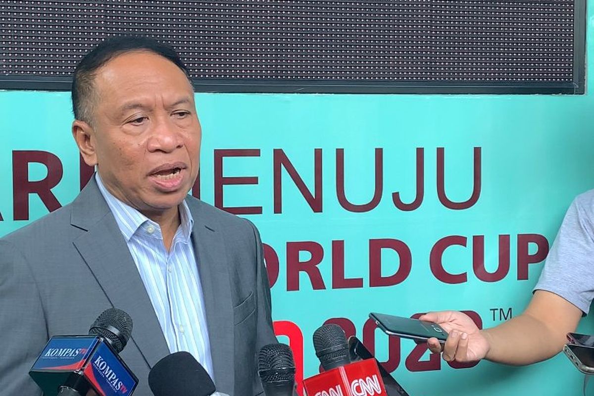 Wakil Ketua Umum PSSI, Zainudin Amali, dalam sesi doorstop seusai acara syukuran media center baru PSSI di GBK Arena pada Jumat (17/3/2023). Dalam kesempatan itu, dia mengungkapkan persiapan Stadion Utama Gelora Bung Karno (SUGBK) untuk menjadi venue laga Piala Dunia U20 2023.