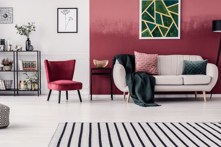 Ilustrasi warna merah digunakan sebagai warna cat dinding ruang tamu. 