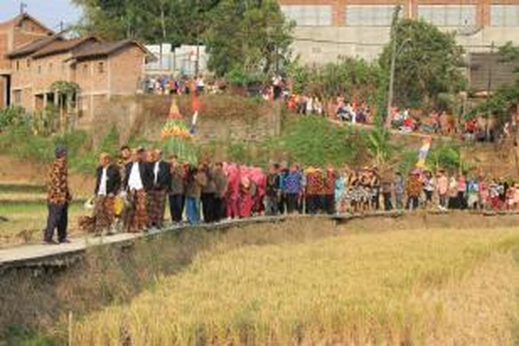 Warga Kelurahan Cacaban Kecamatan Magelang Tengah Kota Magelang melakukan kirab kambing dan gunungan palawija sebagai prosesi tradisi 