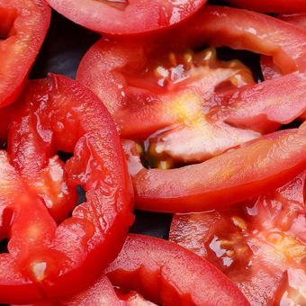 Ilustrasi buah tomat, irisan buah tomat. 