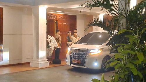 Prabowo Cuma Lambaikan 2 Jari Usai MK Tolak Gugatan Anies dan Ganjar, Disebut Butuh Istirahat