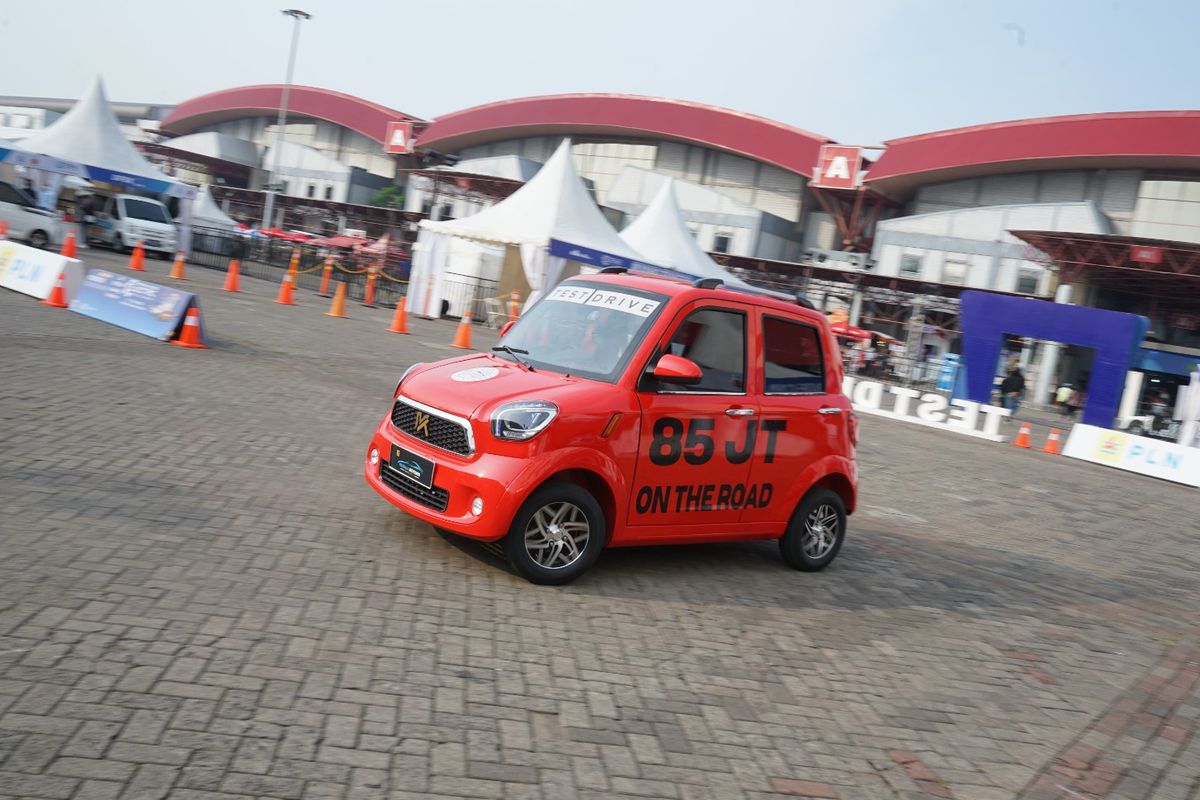 
Test drive EVCBU K-Kooper, mobil listrik yang dibanderol Rp 85 juta on the road (OTR) Jakarta.
