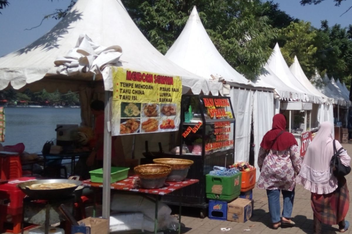 Para pedagang penganan khas Betawi sudah memenuhi kawasan Perkampungan Budaya Betawi (PBB) di Setu Babakan, Jagakarsa, Jakarta Selatan, Jumat (28/7/2017). PBB Setu Babakan menjadi lokasi penyelenggaraan Lebaran Betawi yang akan dihelat tanggal 28-30 Juli 2017.