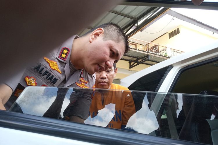 Kapolres Jember AKBP Alfian Nurrizal saat melihat modus penyimpanan narkoba di dalam mobil 