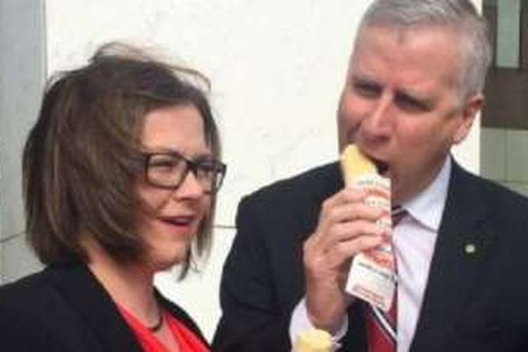 Lisa Chesters dan Michael McCormack, keduanya anggota Parlemen New South Wales, Australia, berseteru soal kudapan chiko roll sejak tahun 2015.